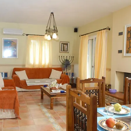 Sleeps 6 Pool Wifi Metaxáta