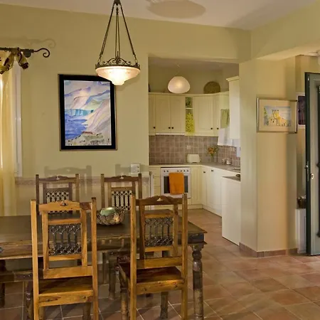 Sleeps 6 Pool Wifi Metaxáta